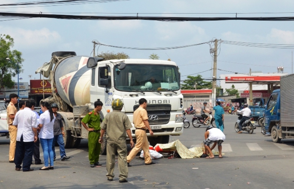 Di xe dap bang ngang duong, bi oto tai tong tu vong hinh anh