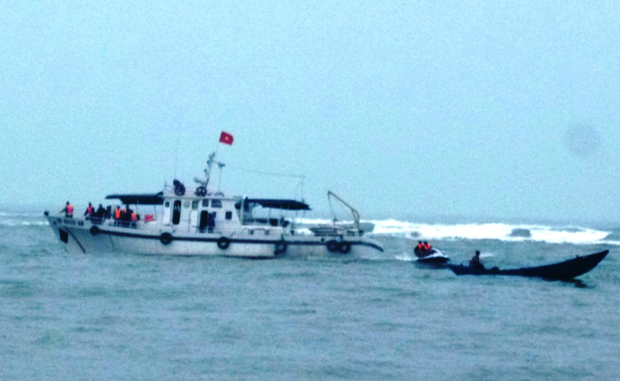 Tim thay phan duoi chiec Su-22 gap nan o do sau 32 m hinh anh