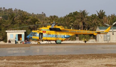 Trực thăng cứu hộ tại sân bay Phú Quý (tỉnh Bình Thuận) ngày 16/4. Ảnh: Người lao động