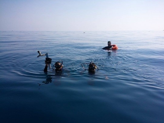 Đặc công vớt các mảnh vỡ máy bay rơi. Ảnh: Người lao động.