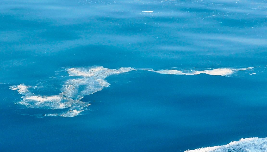 Hình ảnh được cho là vết dầu loang ở hiện trường 2 máy bay mất tích. Ảnh: Ngọc An.