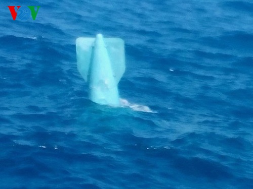 Một bộ phận có thể là của chiếc máy bay Su 22. Ảnh: VOV