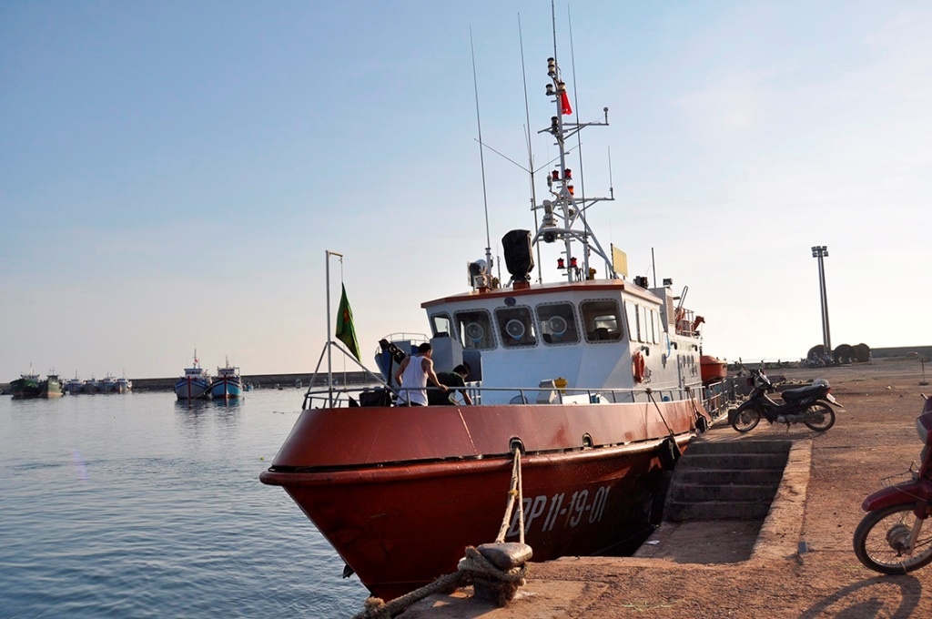 Tàu Biên phòng 11-1901 chở những mảnh vỡ trục vớt được cập cảng Phú Qúy, tỉnh Bình Thuận.