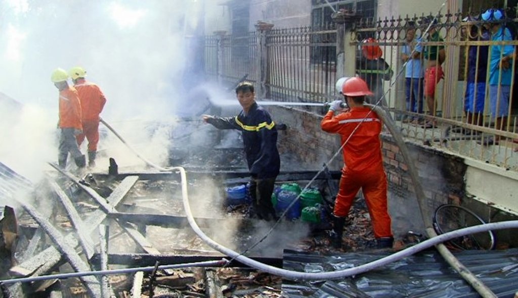 Chay rui ba can nha, be gai 9 tuoi tu vong hinh anh