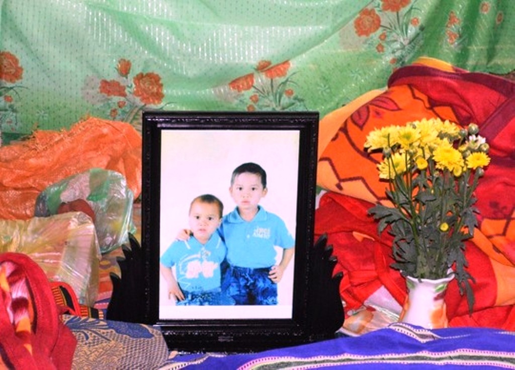 Ong mai tuoi ca phe, 2 chau trai duoi nuoc hinh anh