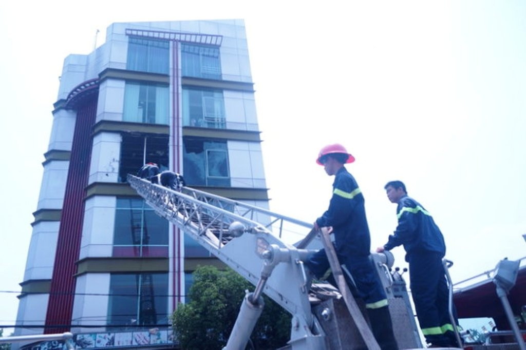 Nha cao tang boc chay, kinh no vang xuong duong hinh anh