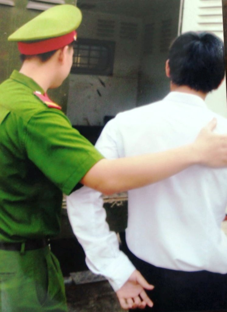Công an đến Trường THPT Buôn Ma Thuột áp giải Nam vào sáng 2/4.