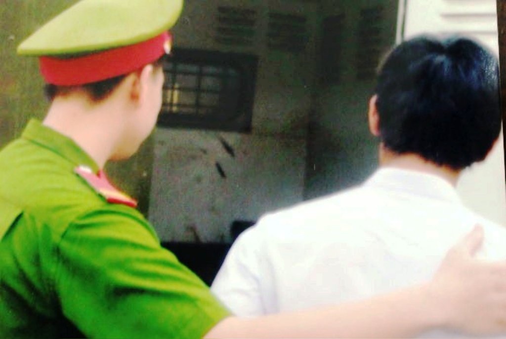 Cong an vao truong ap giai hoc sinh lop 12 hinh anh