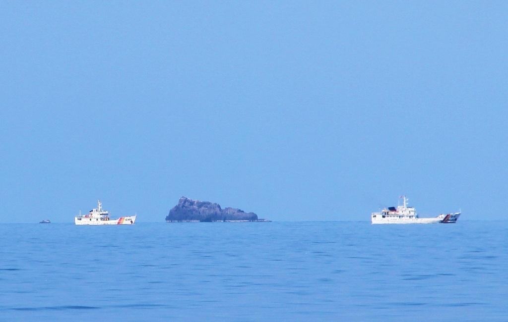 Tàu lực lượng tìm kiếm cứu nạn gần khu vực đảo Hòn Trứng.