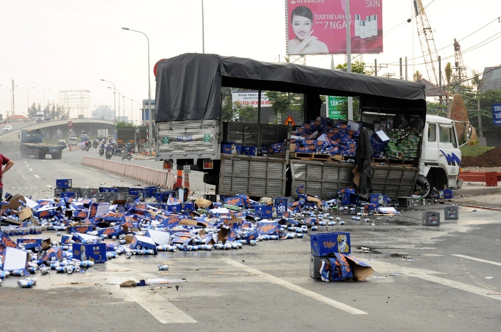 Xe tải chở bia gặp nạn trên quốc lộ 1A, đoạn gần nút giao thông Tân Vạn.