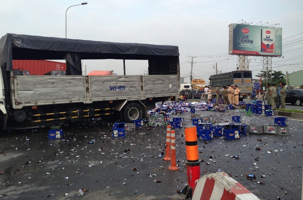 Hàng ngàn chai bia vỡ vương vãi khắp mặt đường.