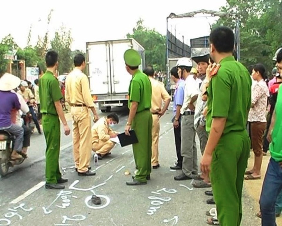 Xe may dau dau oto, 2 cha con chet tai cho hinh anh