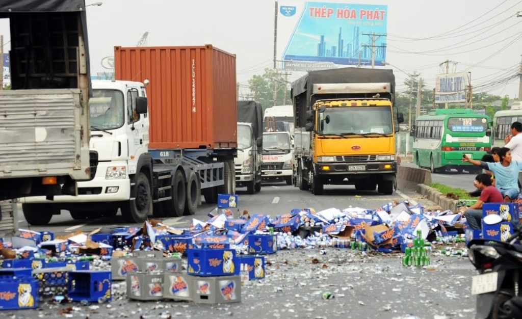 Vụ việc khiến giao thông ùn tắc trên 4 km, kéo dài nhiều giờ trên quốc lộ 1A.