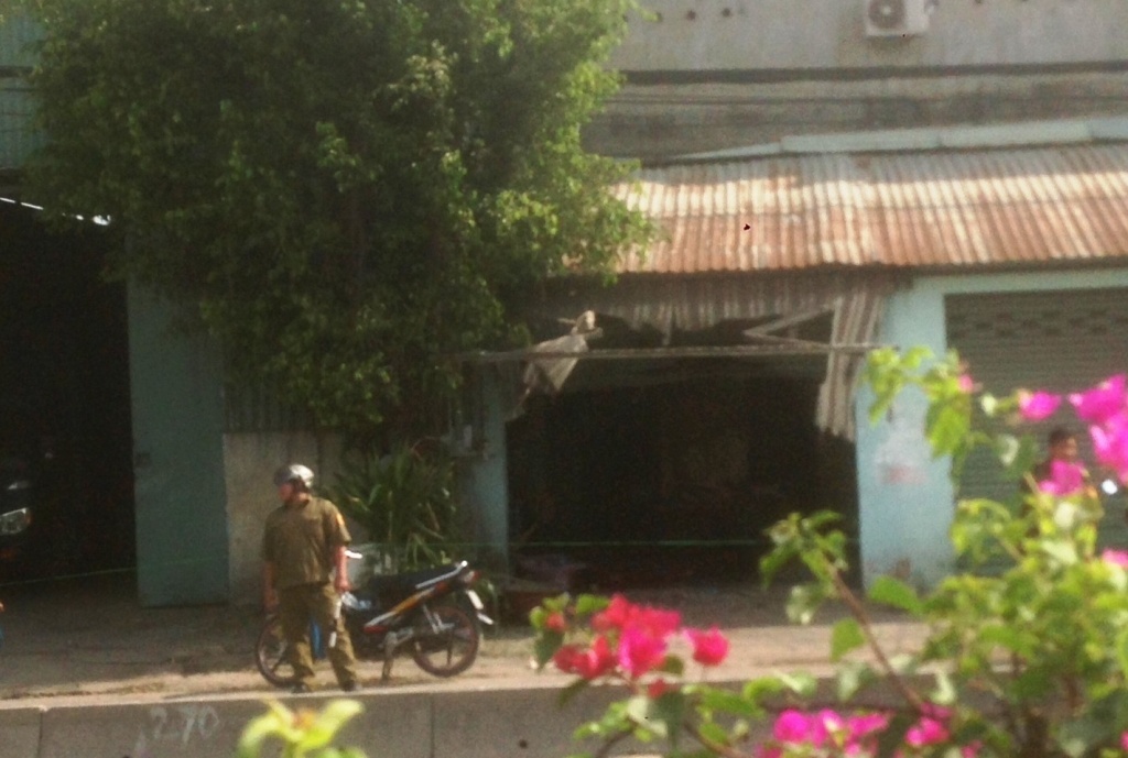 No lon truoc nha, nu chu quan ca phe nguy kich hinh anh