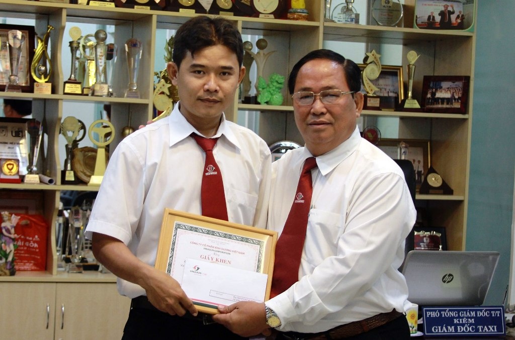 Tai xe taxi tra hon 3,7 ty dong cho khach bo quen hinh anh