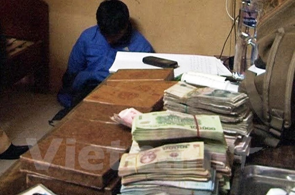 Bat hai anh em ruot mua ban, van chuyen 10 banh heroin hinh anh