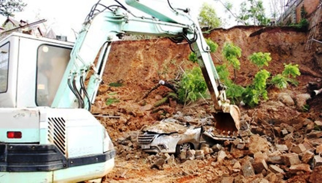 Ta luy cao 10 m bat ngo do sup de bep oto 7 cho hinh anh