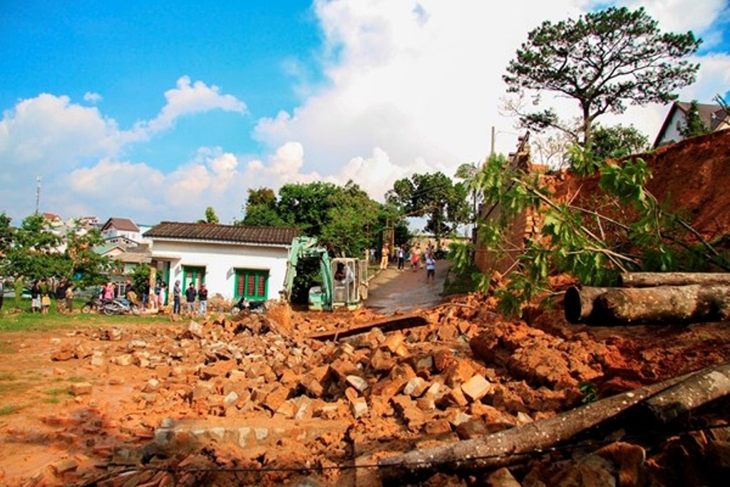 Hiện trường vụ sập ta luy.