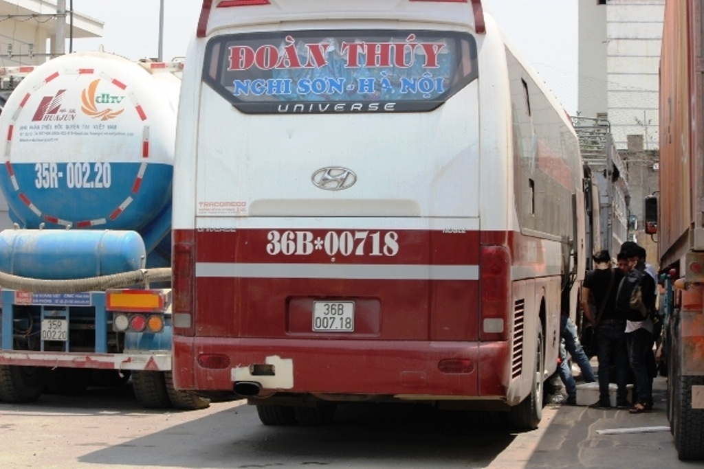 Chiếc xe khách chở trên 100 người bị CSGT phát hiện và bắt giữ.