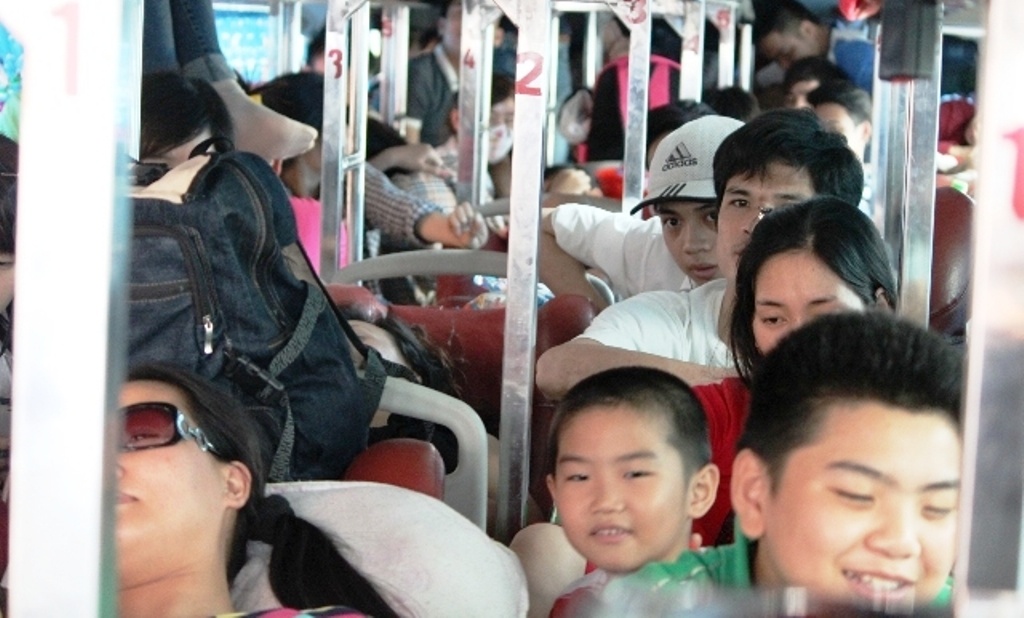 Xe giuong nam nhoi 111 nguoi duoi troi nang 37 do C hinh anh