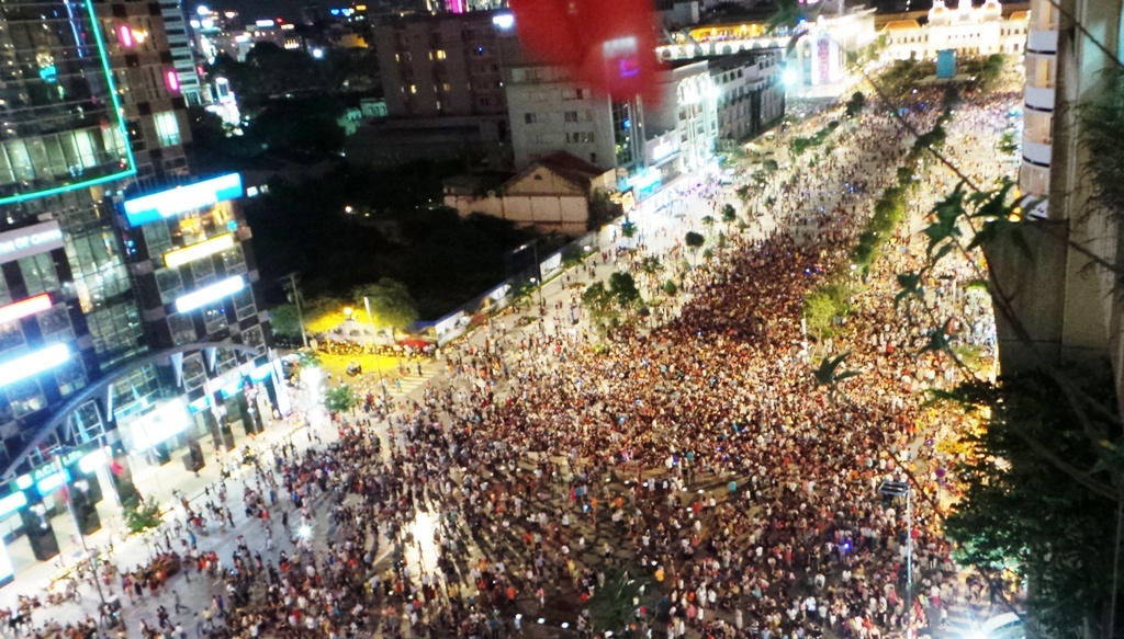 Gui xe o dau de vao pho di bo Nguyen Hue? hinh anh