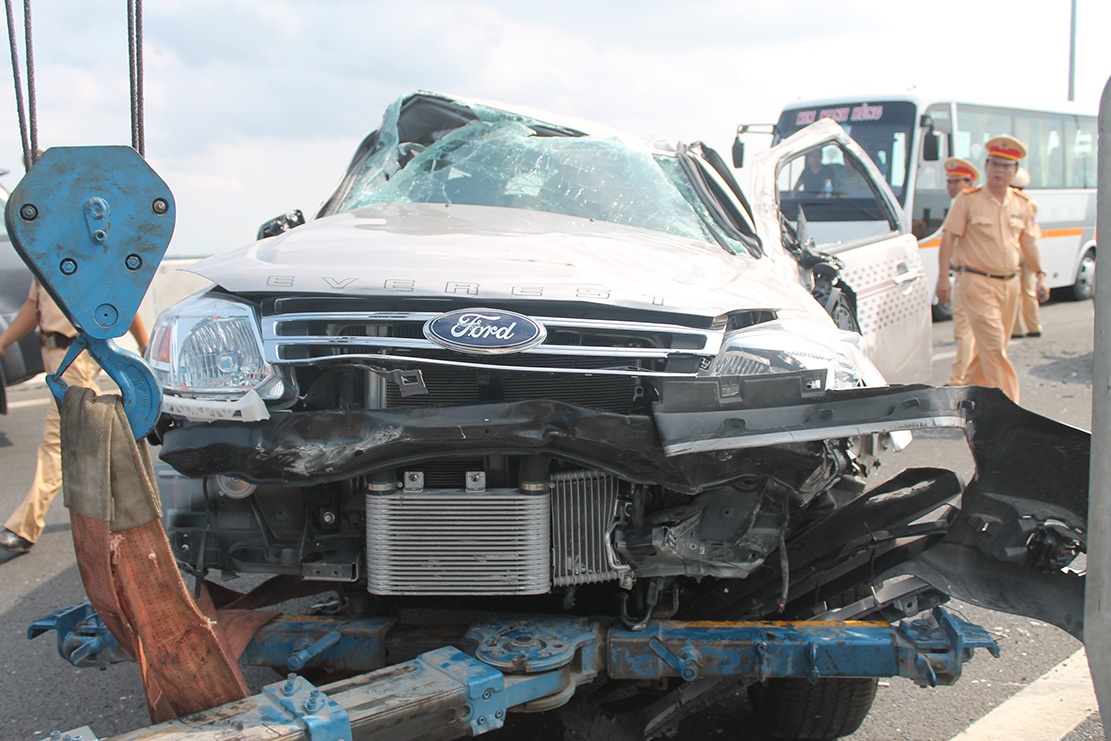 Xe dau keo tong oto tren cao toc, nhieu nguoi bi thuong hinh anh