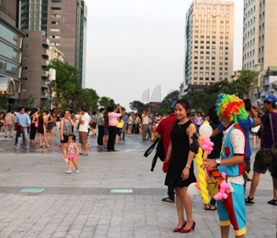 Người dân vui chơi ở phố đi bộ Nguyễn Huệ.