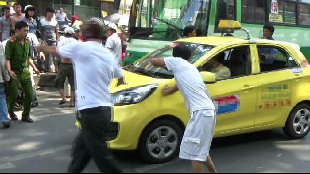 Một số tài xế taxi từ chối chở người gặp nạn dù công an và người dân ra sức thuyết phục.