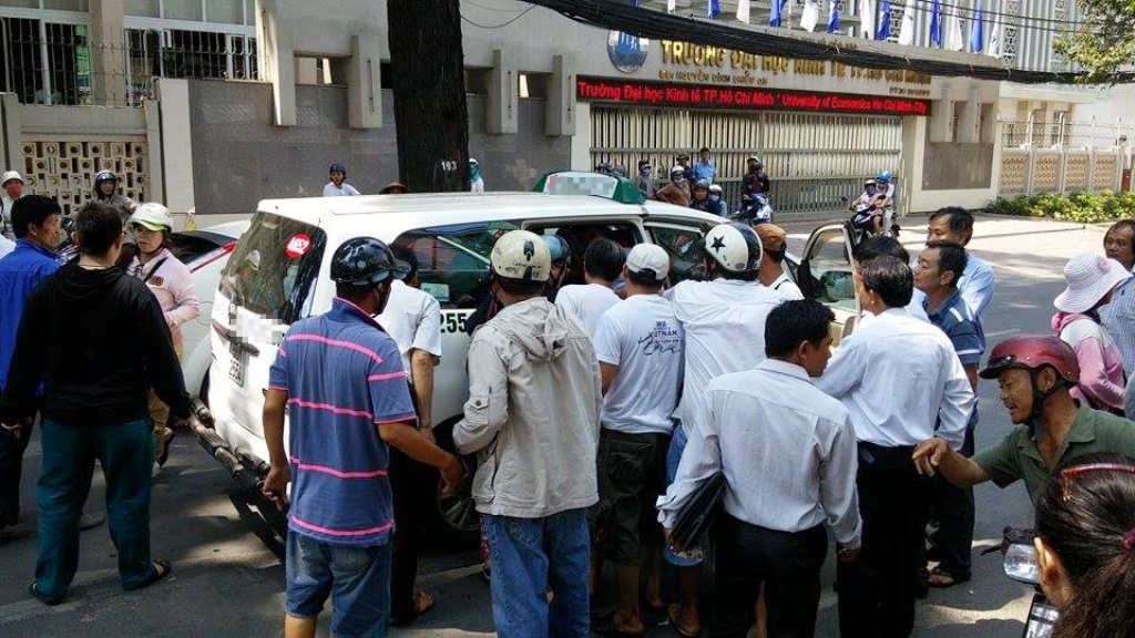 Một tài xế taxi dừng lại, chở người phụ nữ bị xe buýt cán đi bệnh viện.