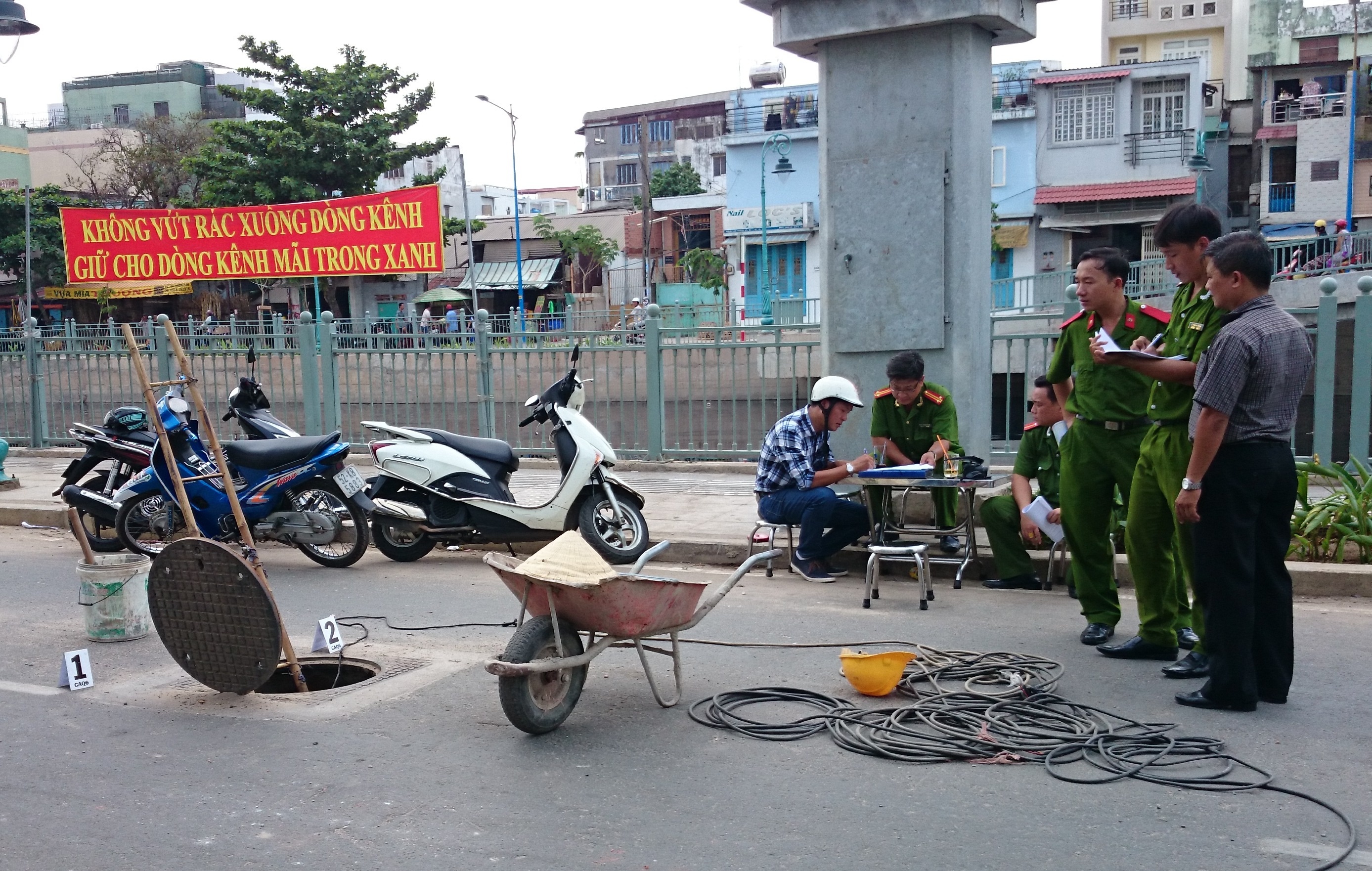 Hien truong vu no ho ga khien hai nguoi bi thuong o Sai Gon hinh anh