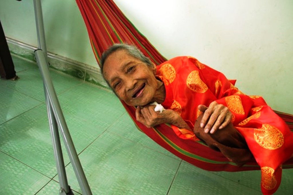 Cụ Nguyễn Thị Trù vẫn khỏe mạnh và tươi cười ở tuổi 122 .