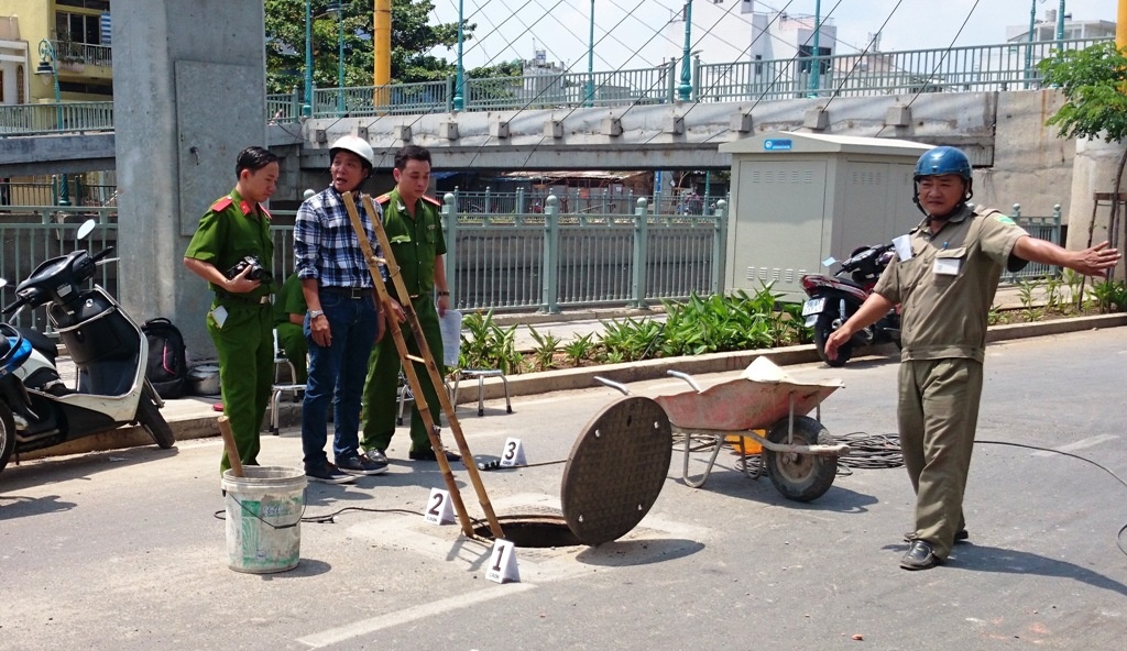 Ho ga phat no, lua phut len mat duong o Sai Gon hinh anh