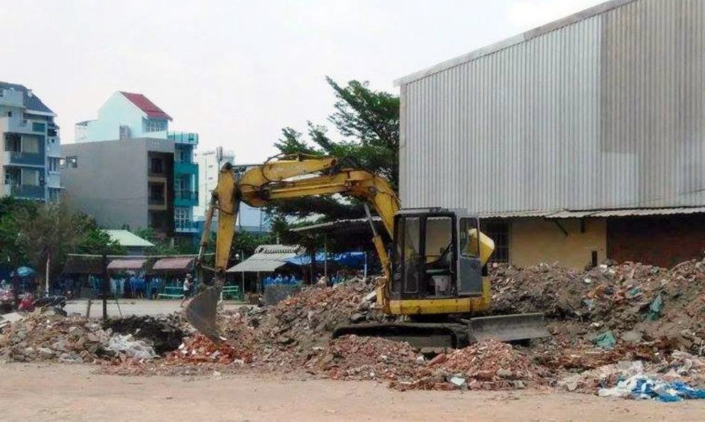 Xe xuc can chet nguoi phu nu nhat phe lieu hinh anh