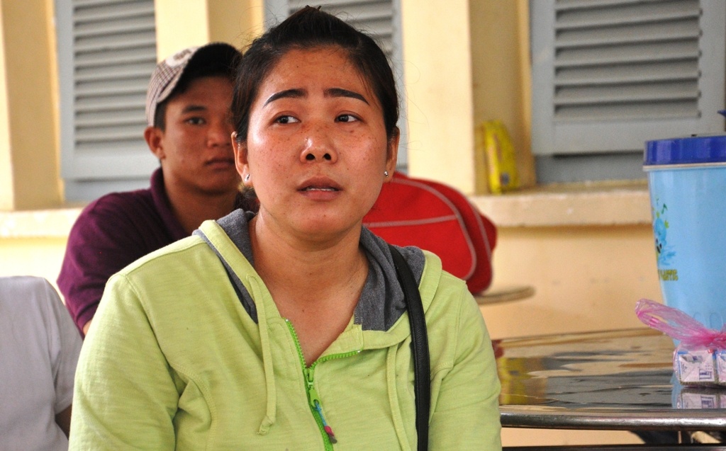Mẹ nạn nhân Minh đàu buồn chờ nhận thi thể con trai để lo hậu sự.