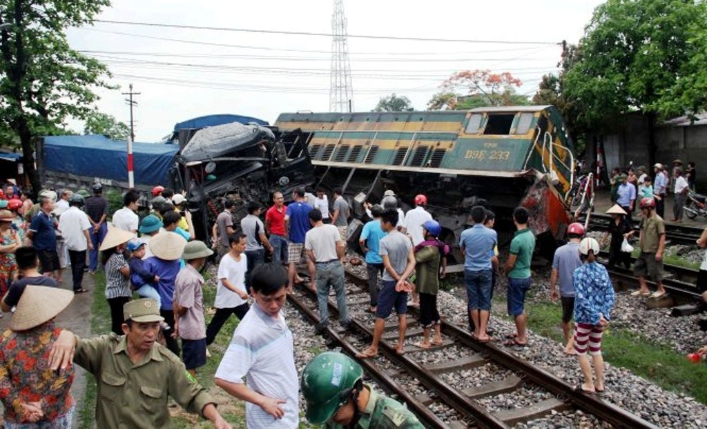 Tau hoa trat nghieng khi va cham voi oto tai hinh anh