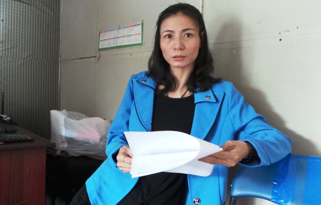 Bà Phạm Thị Ngọt cho biết công an thông báo đã giao tiền cho người mua ve chai. Ảnh: Trường Nguyên.