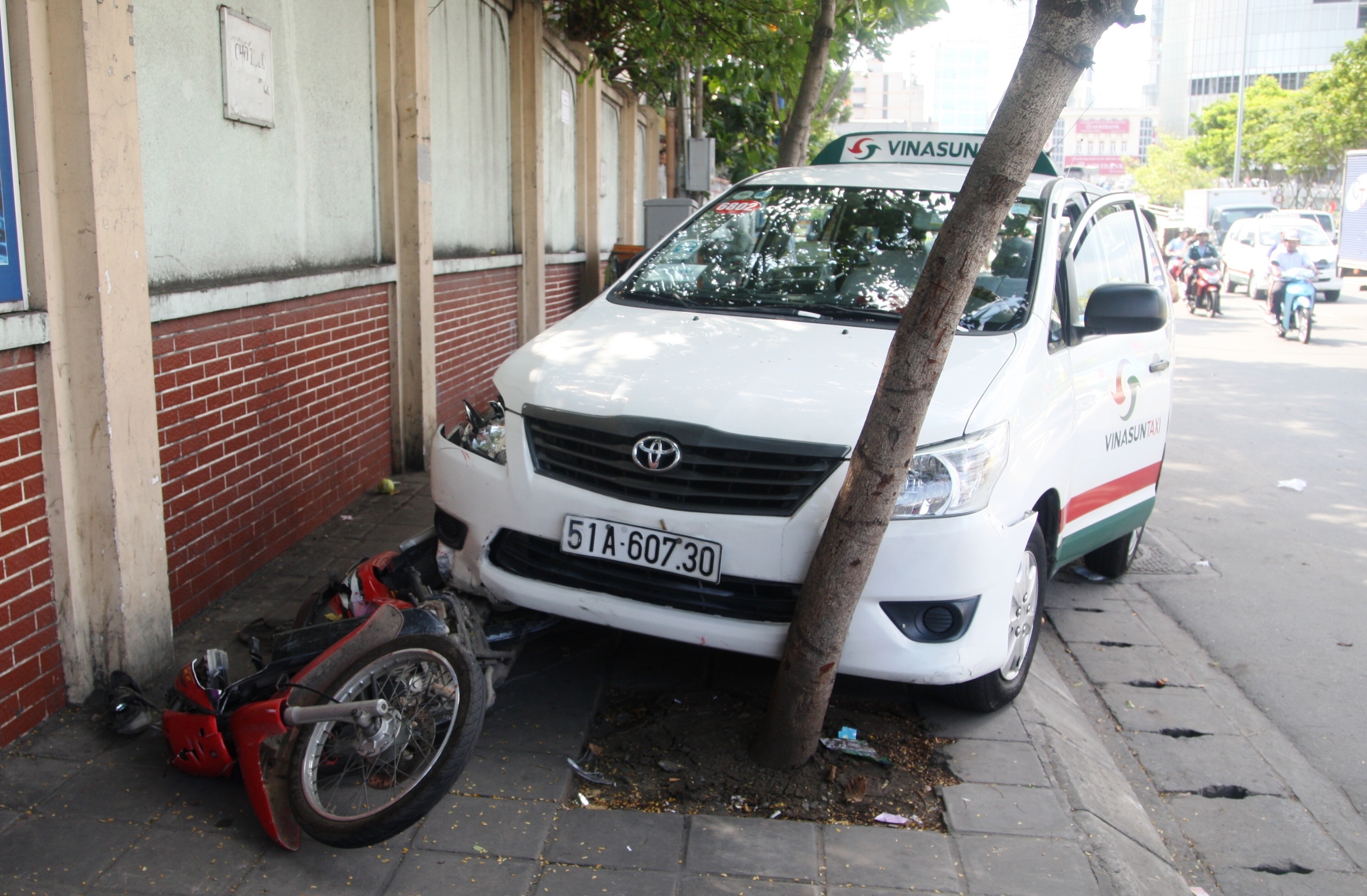 Taxi tong lien tiep 3 xe may o Sai Gon, tai xe tu vong hinh anh