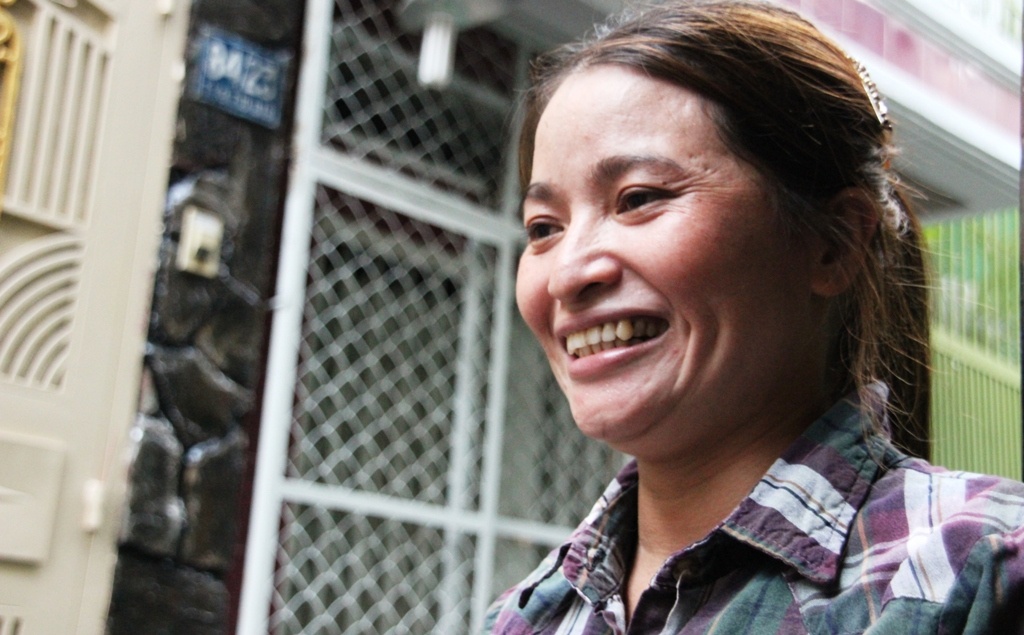 Người phụ nữ mua ve chai cười rạng rỡ khi biết mình sẽ được giao lại số tiền 5 triệu yen nhặt được hơn một năm trước.