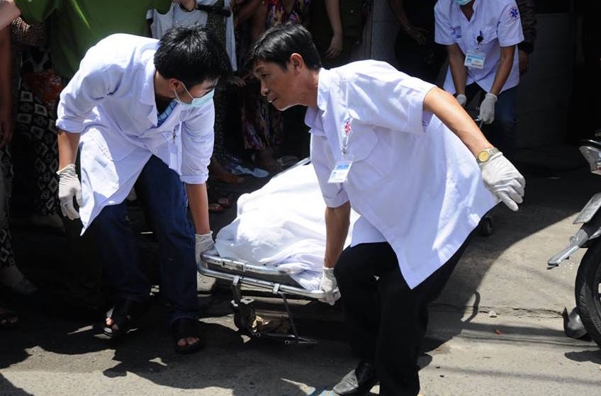 Xe ben tong sap nha o Sai Gon, 2 nguoi tu vong hinh anh