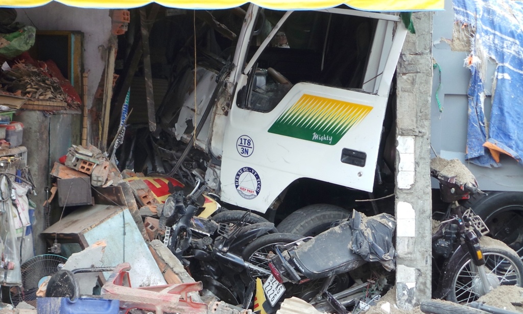 Hien truong xe ben tong sap nha dan hinh anh