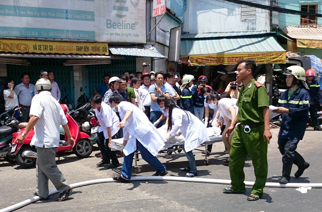 Thi thể người đàn ông bị kẹt dưới xe ben được đưa ra ngoài.