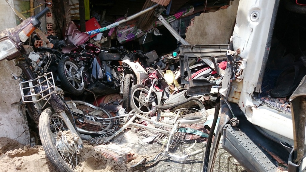 Tai xe la het truoc khi xe ben tong sap ngoi nha hinh anh