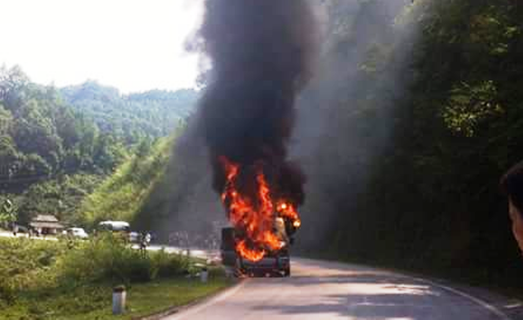 Dang chay tren duong, xe khach boc chay du doi hinh anh