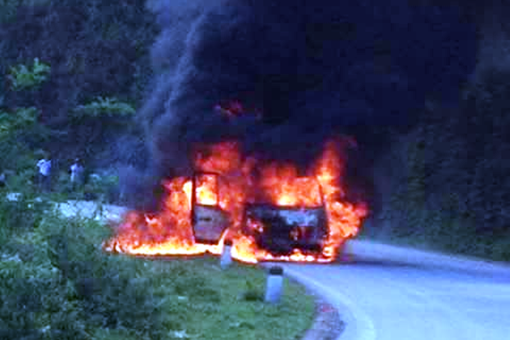 Trong ít phút, xe khách cháy rụi hoàn toàn.