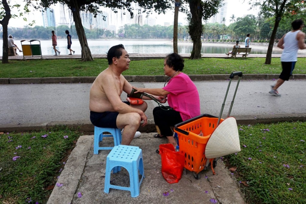 Kham suc khoe, xet nghiem mau rong trong cong vien hinh anh