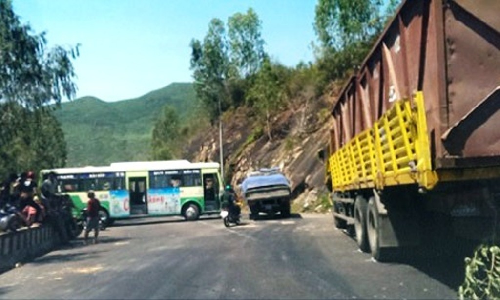 Xe buyt vat ngang bo vuc, nhieu nguoi thoat chet hinh anh