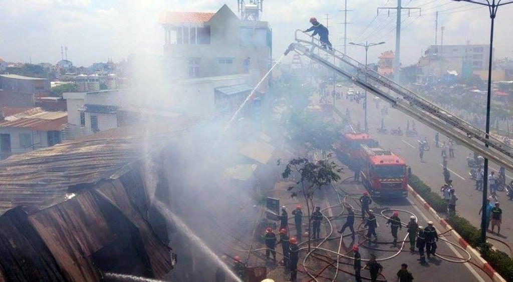 Khu tro o Sai Gon chay lon, 2 linh cuu hoa bi thuong hinh anh