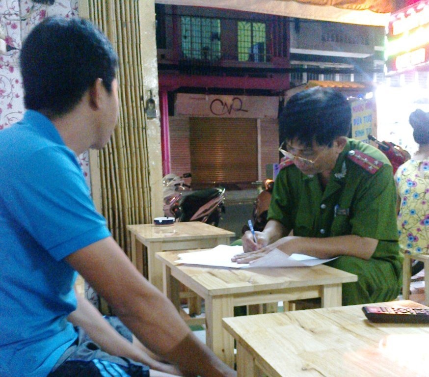 Công an phường 4, quận Tân Bình lấy lời khai nhân chứng.