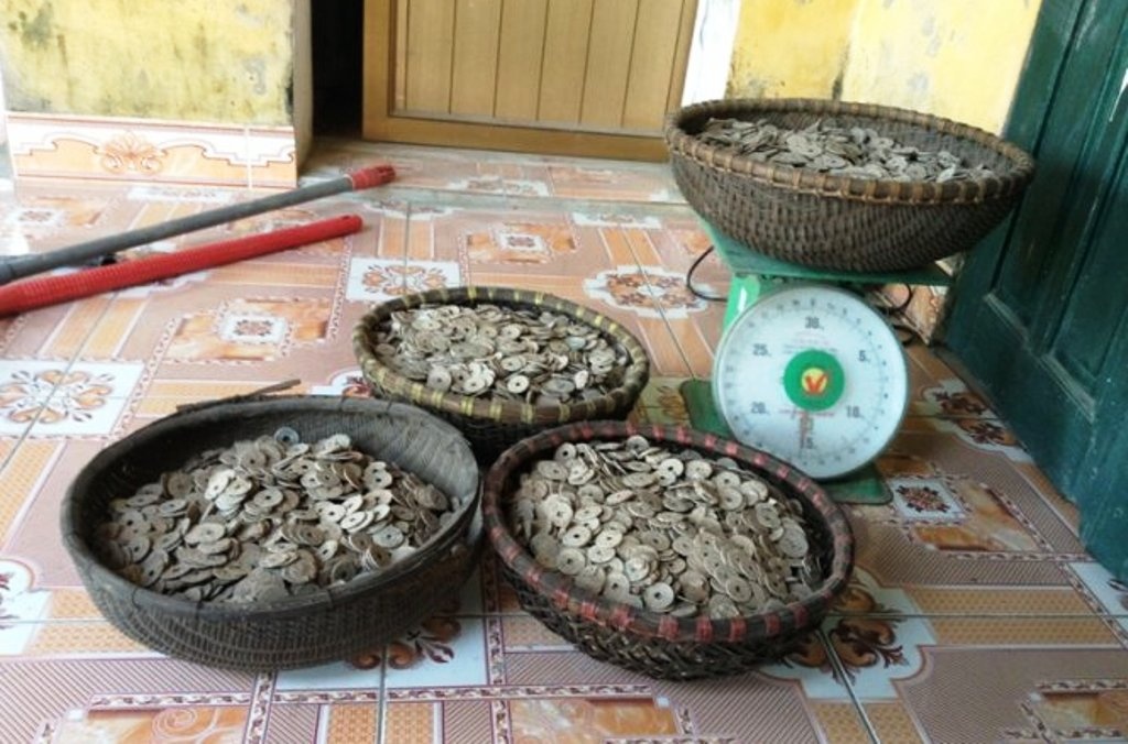 Phat hien 50 kg tien co khi dao dat hinh anh