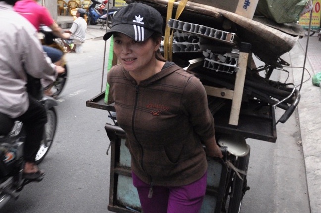 Cong an chua giao 5 trieu yen cho chi ve chai o Sai Gon hinh anh